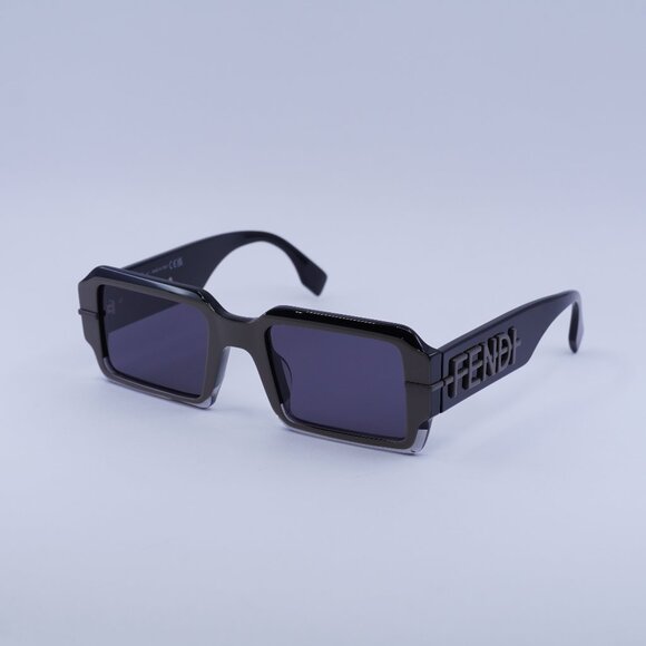 Fendi FE40073U 05A Sunglasses Black Rectangle Frame, Grey Lenses display picture 2